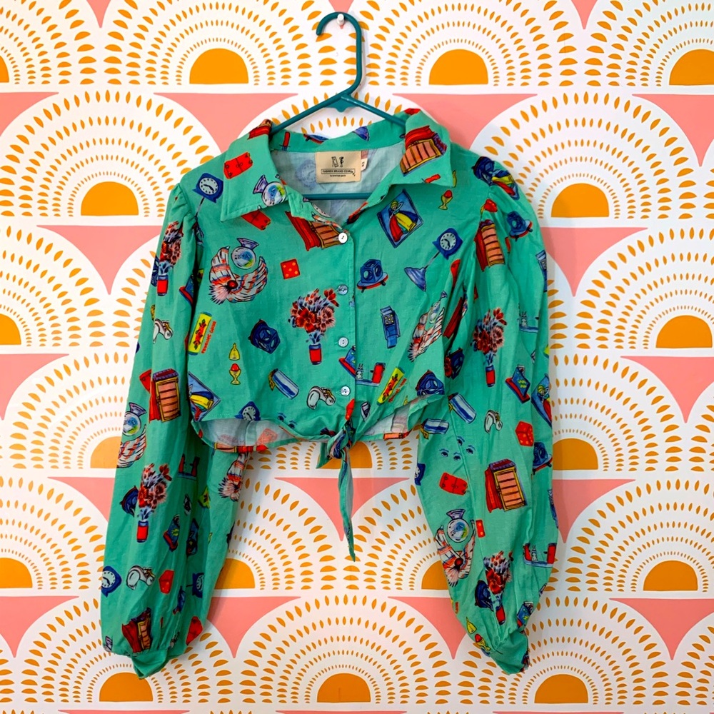 Fashion brand company magic blouse crop top tied shirt in size XS
